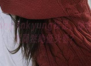 最新Kang Inkyung裸足，你会不会自然而然地低头看？